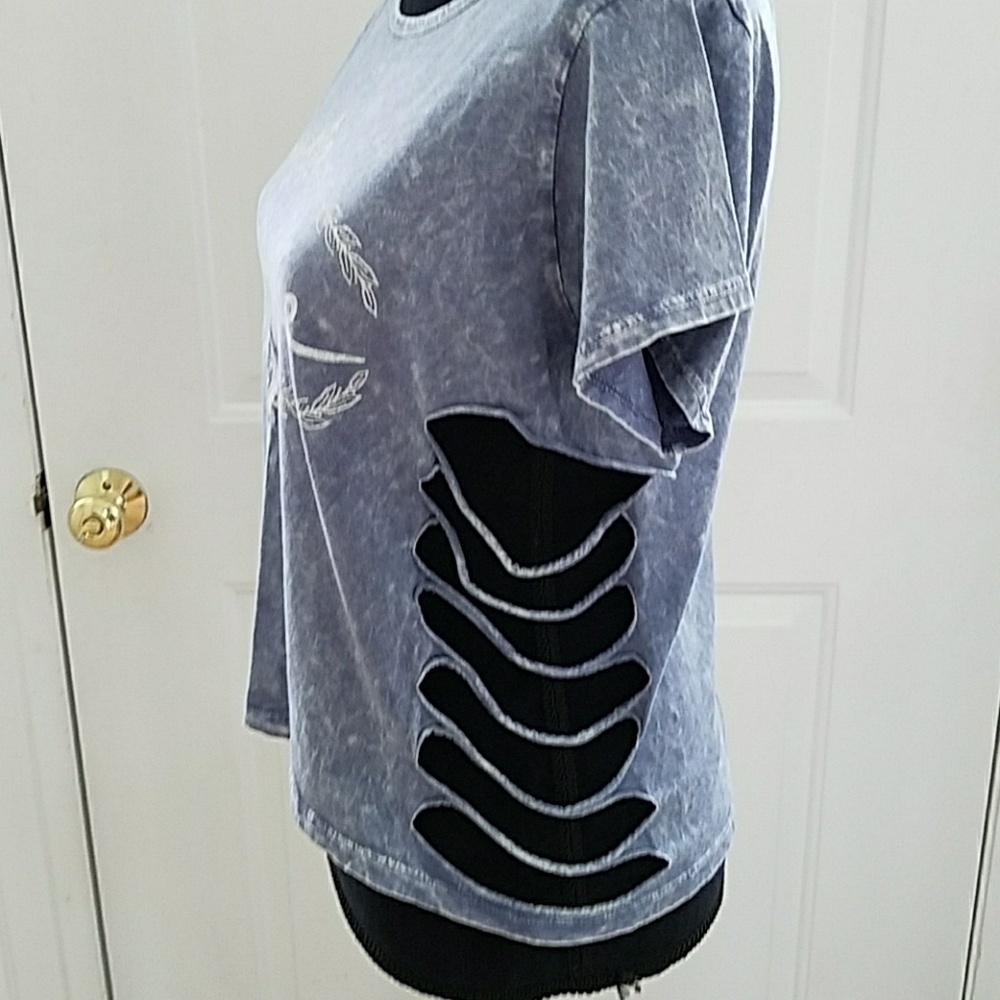 LIKE NEW!! Short sleeve open side shirt, small